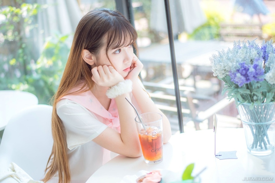 “蠢女人！”看着两女离去的背影，吕布摇了摇头，他哪看不出来，小乔对于周瑜的死虽然难过，但并没有那种死去活来的程度，毕竟时间可以冲淡一切，对周瑜如是，对小乔同样也如是，但哪怕这样，也不该在自己面前表现出来，不过小乔如果哪天长大了，没这份蠢劲了，那还真有点不习惯，相比起来，吕布还是比较喜欢看这一根筋的丫头刚刚挺起来那点劲儿被自己按下去的表情。